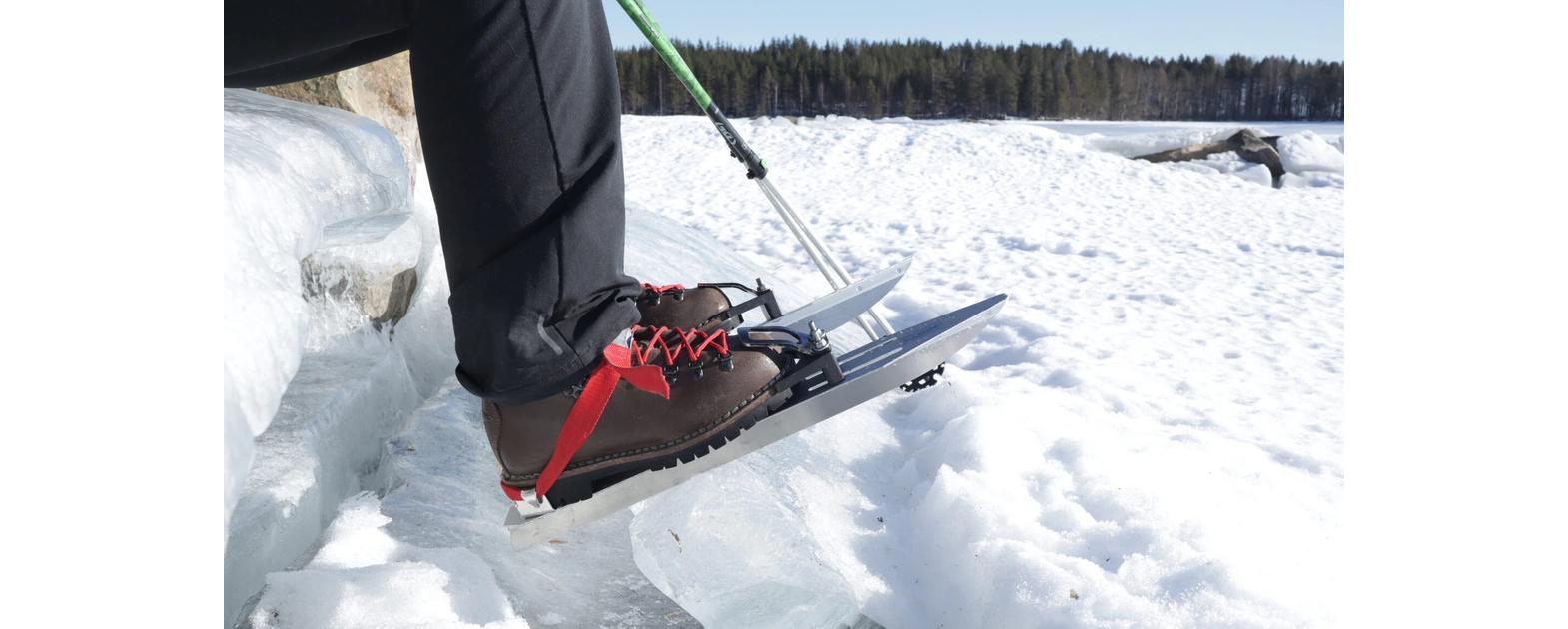 Retkiluistimet luonnonjäällä liikkumiseen.