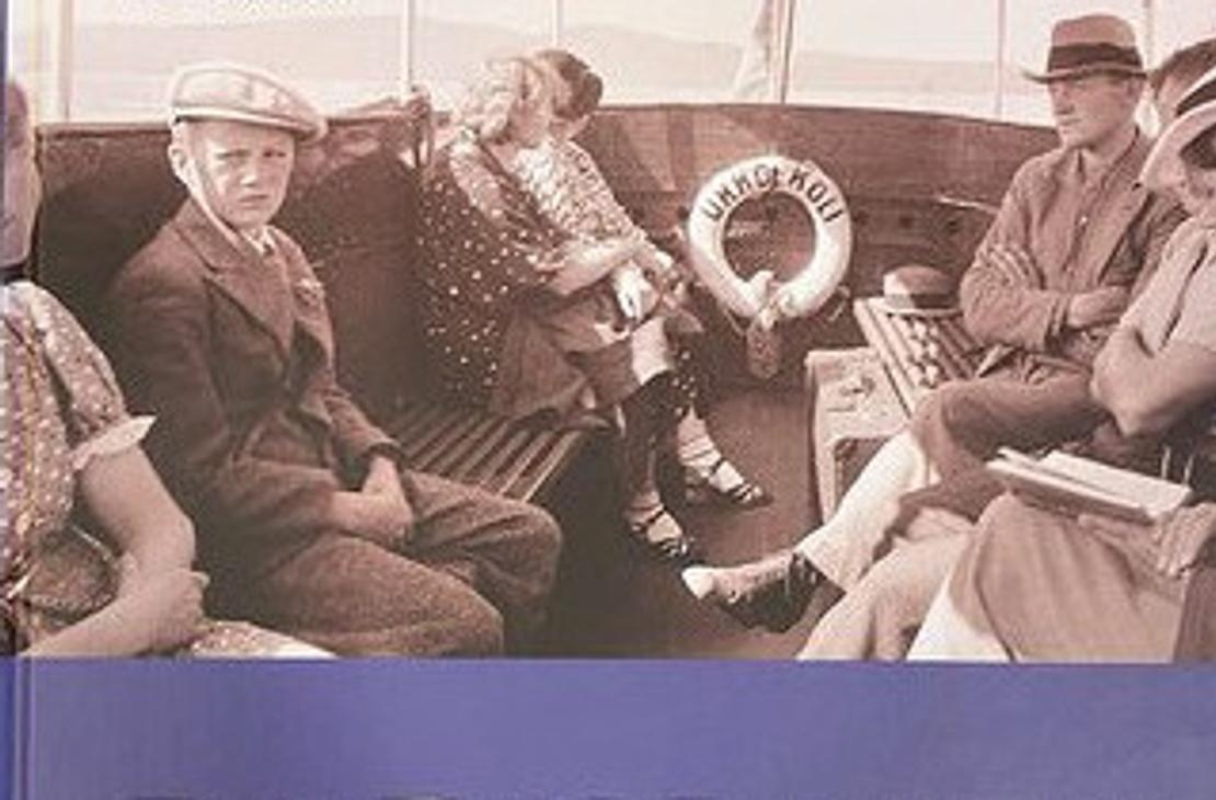 Koli kautta aikojen osa 2 -kirjan kansi, jonka kuvassa ryhm&auml; ihmisi&auml; istuu vanhan laivan kyydiss&auml;.