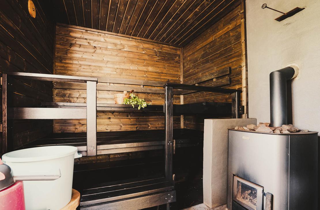 Venejoen Piilo, Kuohu-mökin tummasävyinen sauna