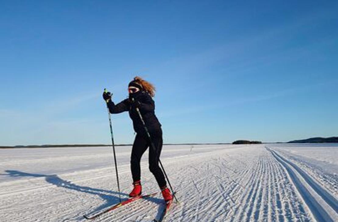 Hiihtäjä jääladulla kirkkaana talvipäivänä