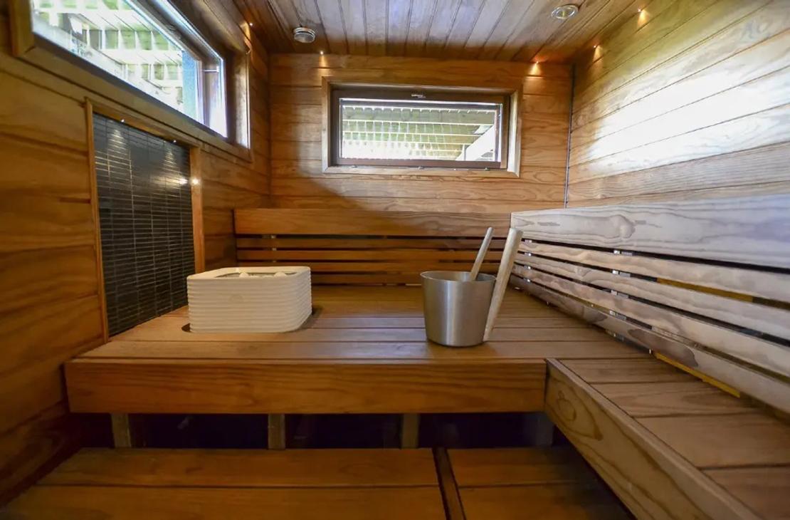 Saunassa tyylikk&auml;&auml;t lauteet ja leve&auml;t maisemaikkunat