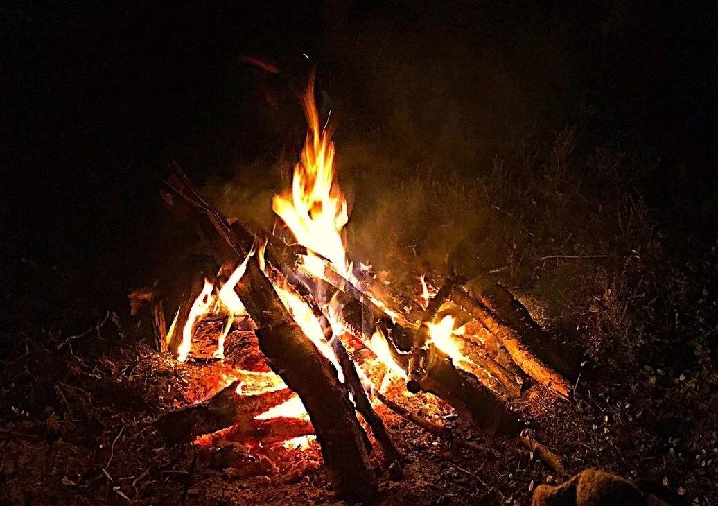 Siirtymäriitti toteutetaan nuotion loimun ääressä.