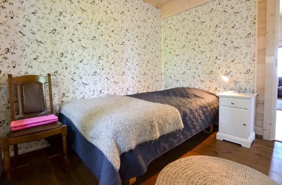 Yhden henkil&ouml;n makuuhuone, vaaleat luontoaikeiset tapetit