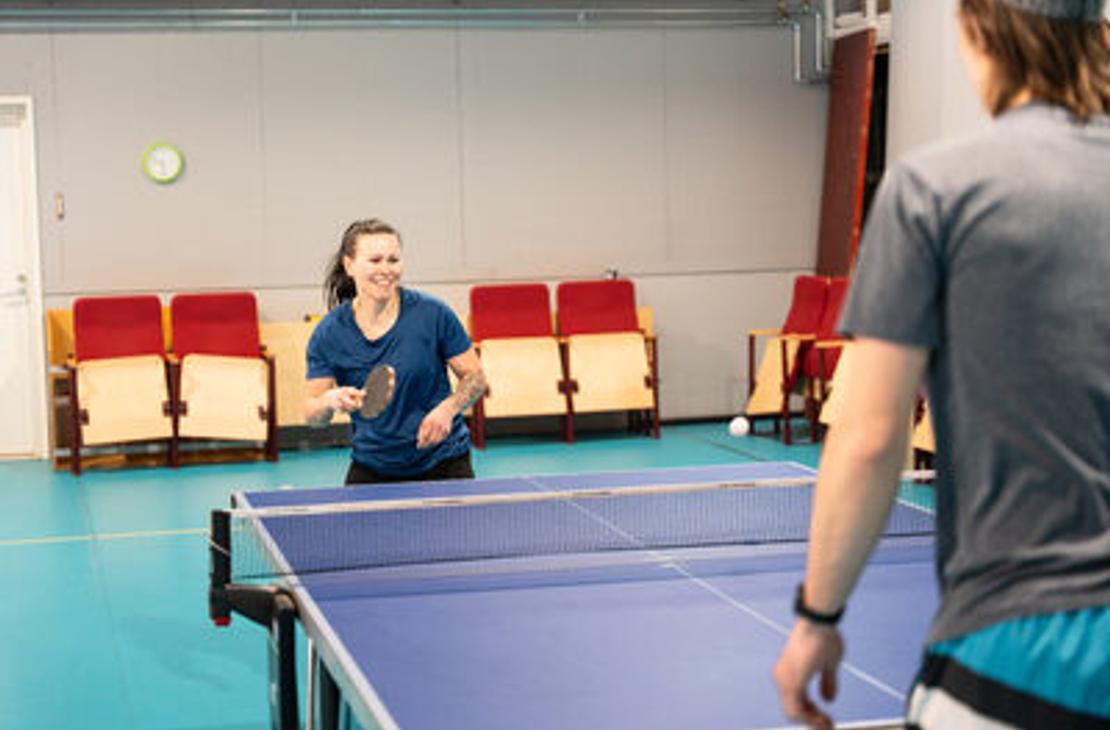 P&ouml;yt&auml;tenniksen pelaajat liikuntahallilla