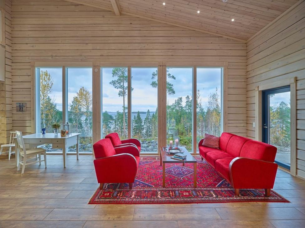 Tietoken p&ouml;yd&auml;l&auml; ison j&auml;rvelle avautuvan maisemaikkunan edess&auml;