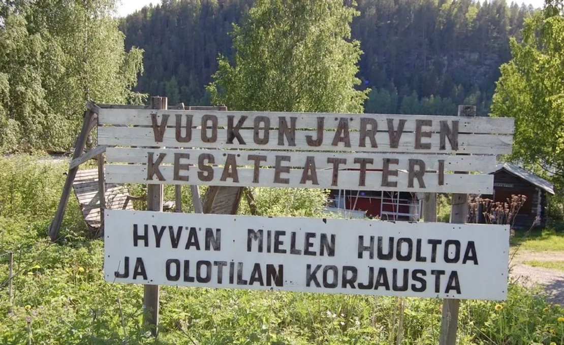 Vuokonjärven kesäteatterin kyltti toivottaa tervetulleeksi