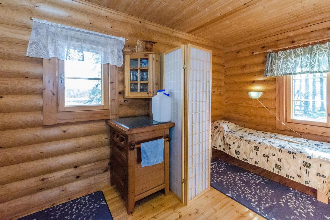 Hirsiseinäinen huone, jossa sermillä erotettava nukkumasoppi