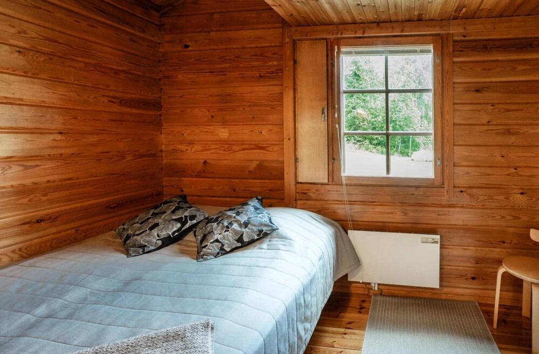 Makuuhuone, jossa 160 cm leveä vuode