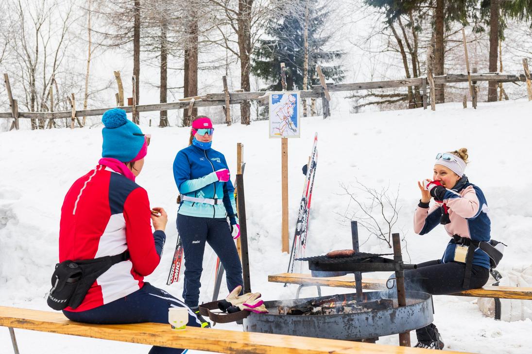 Kolme hiiht&auml;j&auml;&auml; ev&auml;stauolla nuotion ymp&auml;rill&auml;