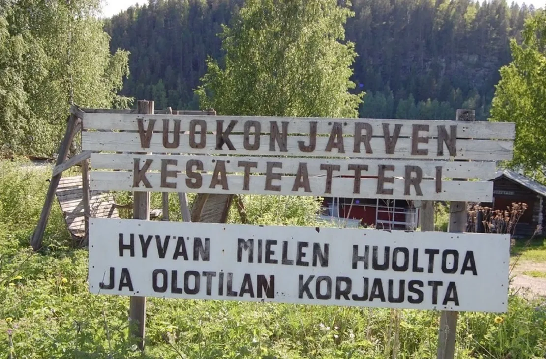 Vuokonjärven kesäteatterin kyltti toivottaa tervetulleeksi