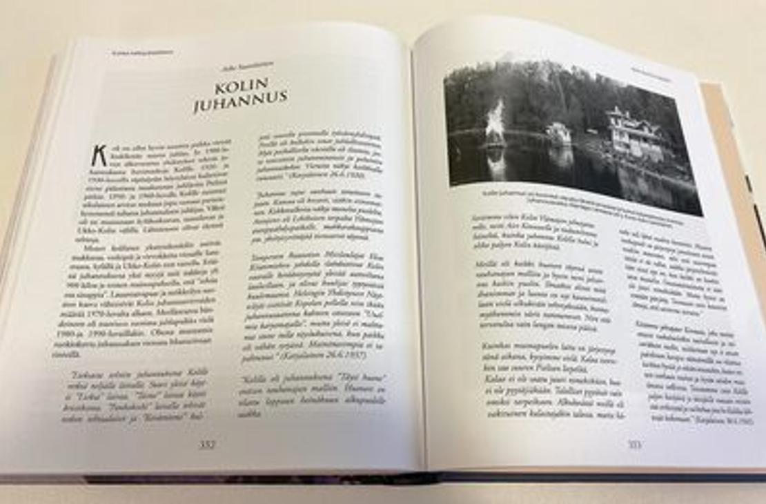 Kirjan aukeama, joka esittelee Kolin juhannusperinteitä ja vanhaa kesäjuhlan viettoa.