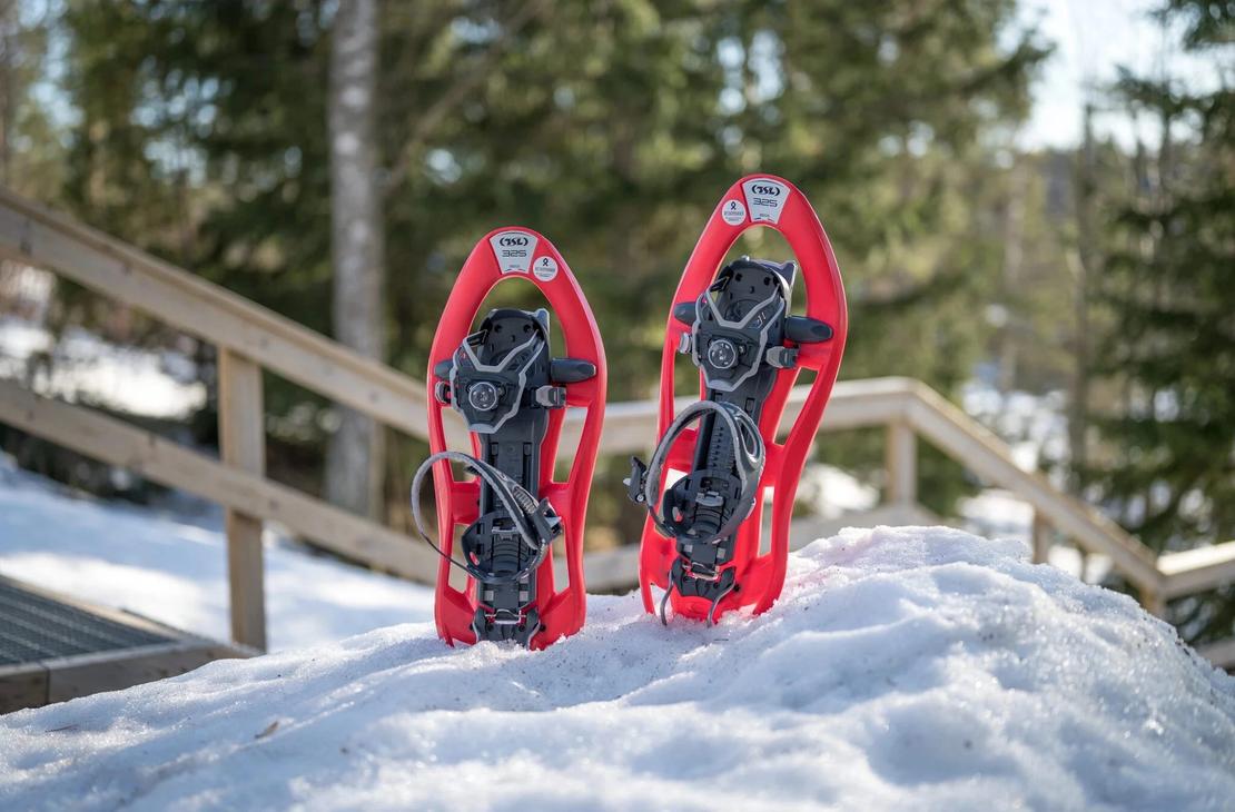 Punaiset lumikeng&auml;t pystyss&auml; hangella