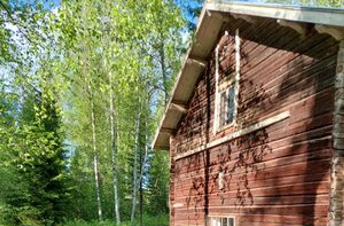 Venejoen Myllyn punainen hirsiseinä auringonvalossa