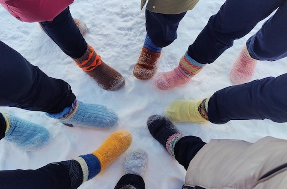 V&auml;rikk&auml;it&auml; jalkoja ringiss&auml; villasukat jalassa