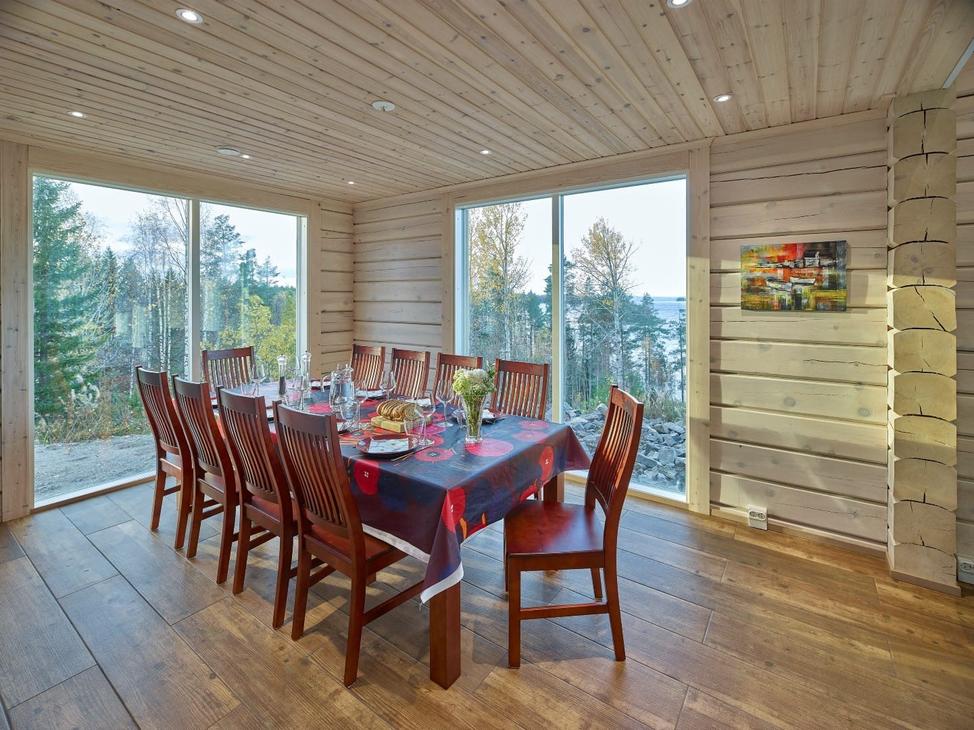 Ruokailutilassa on pitkä pöytä kymmenelle.