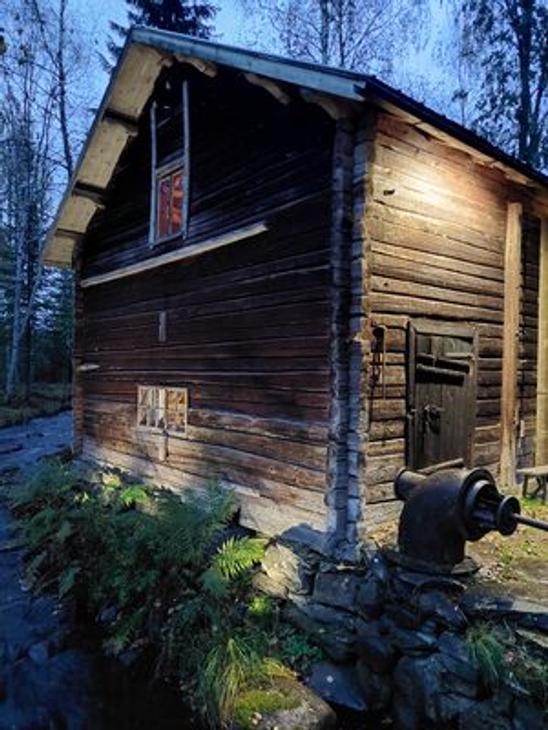 Venejoen mylly iltahämärässä joen partaalla