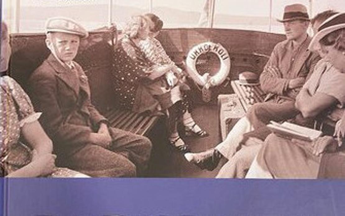 Koli kautta aikojen osa 2 -kirjan kansi, jonka kuvassa ryhm&auml; ihmisi&auml; istuu vanhan laivan kyydiss&auml;.