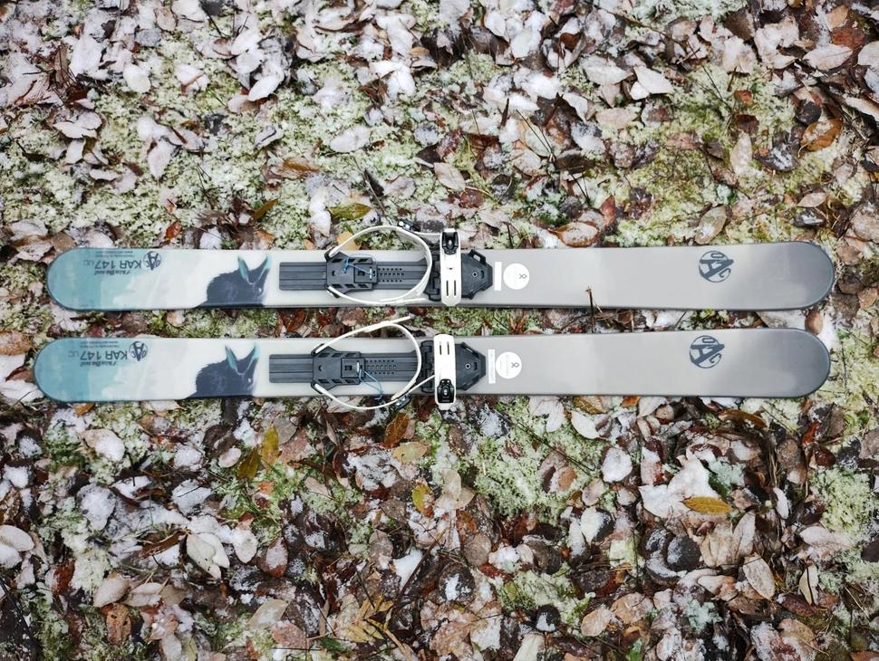 Liukulumikengät maassa ohuen lumikerroksen päällä