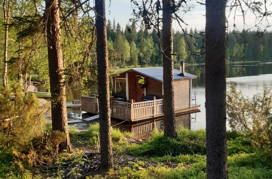 M&auml;ntukankaan rannassa on saunalautta