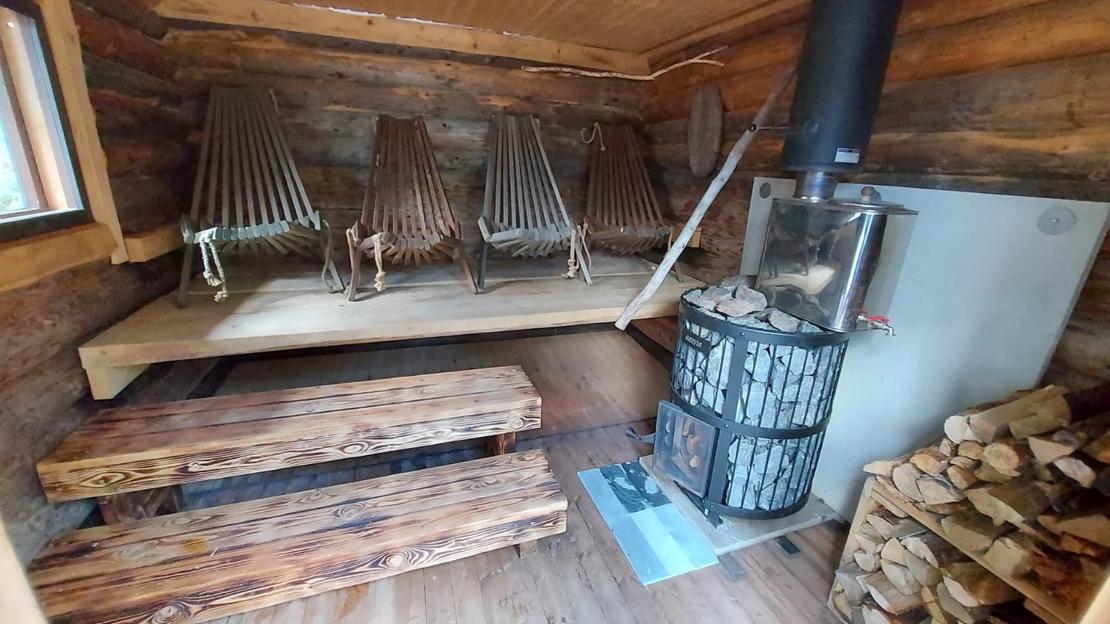 Hemmosaunan lauteilla on puiset nojatuolit lekotteluun