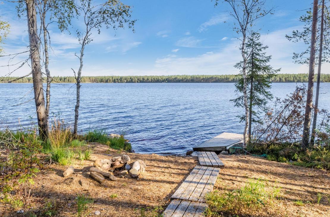 Pitkospuupolku rantaan kuivalla hiekkakankaalla