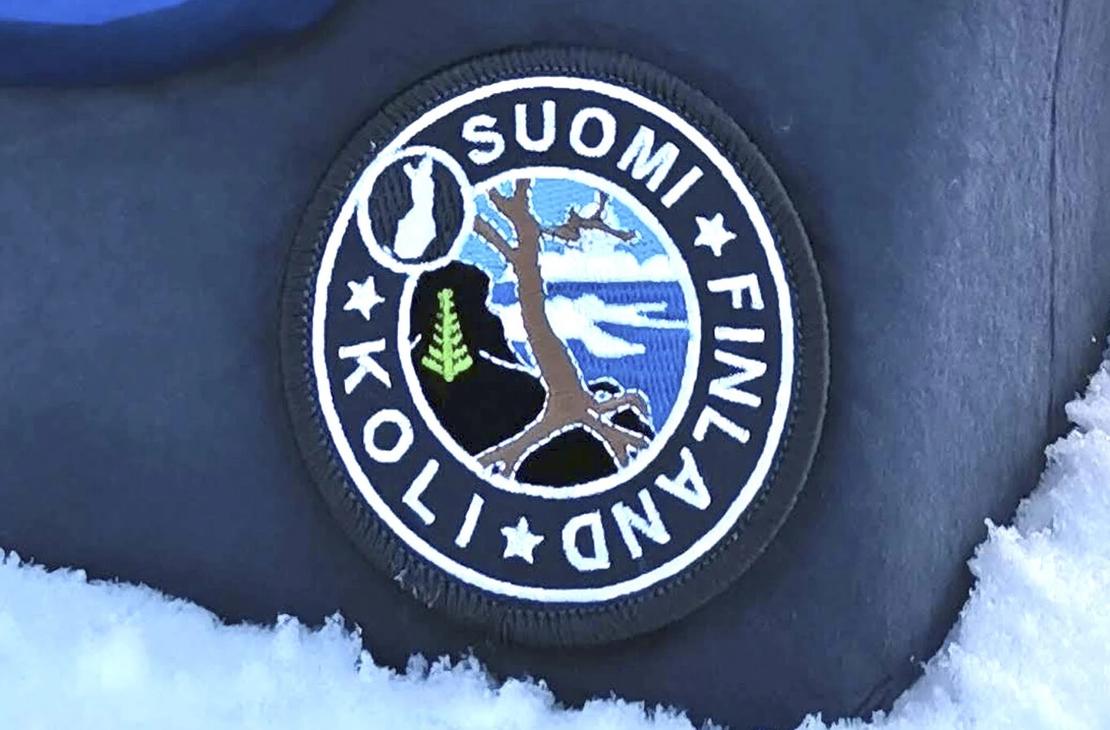 Retrokuviotu Koli -kangasmerkki, jossa etualalla vanha m&auml;nty