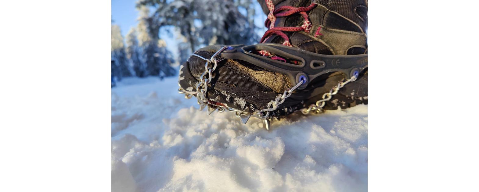 Liukuesteet talvikenkiin tuovat pitoa liukkaalla jäällä ja lumella.