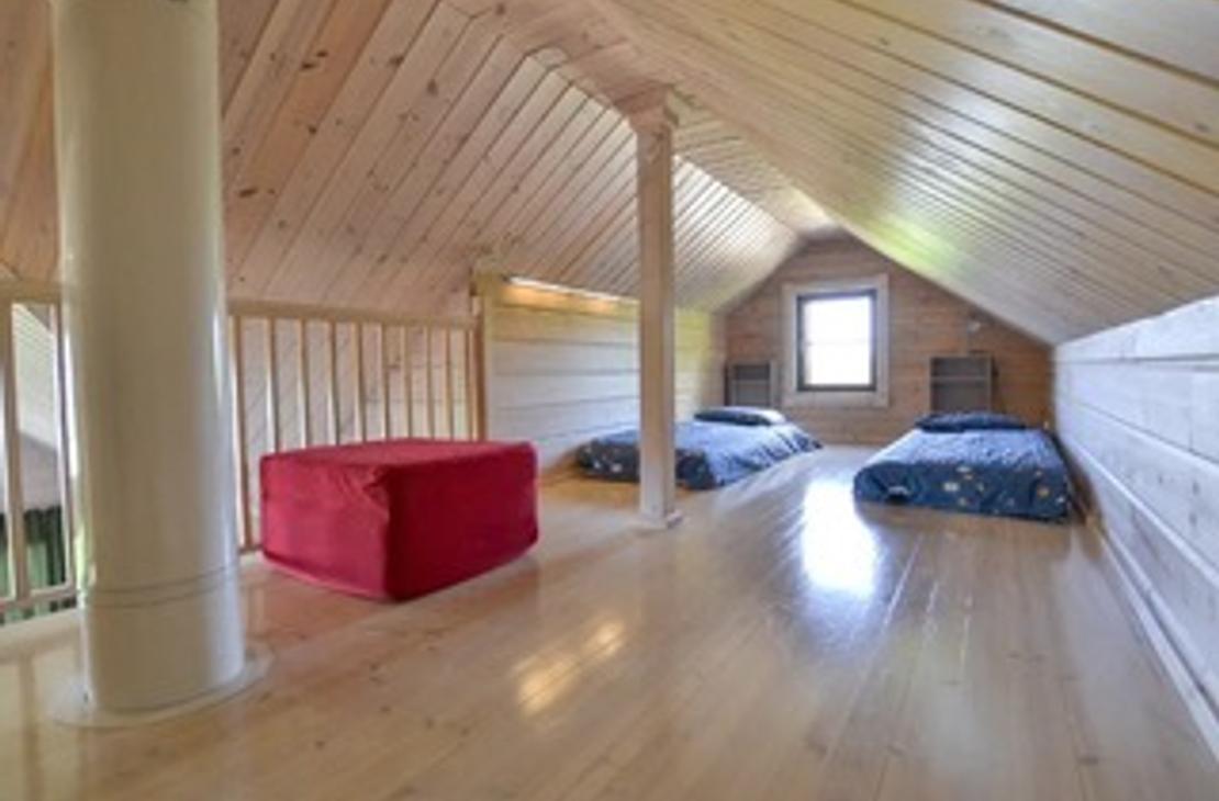 Vaalean puun s&auml;vyinen parvi, jossa kaksi patjas&auml;nky&auml;.