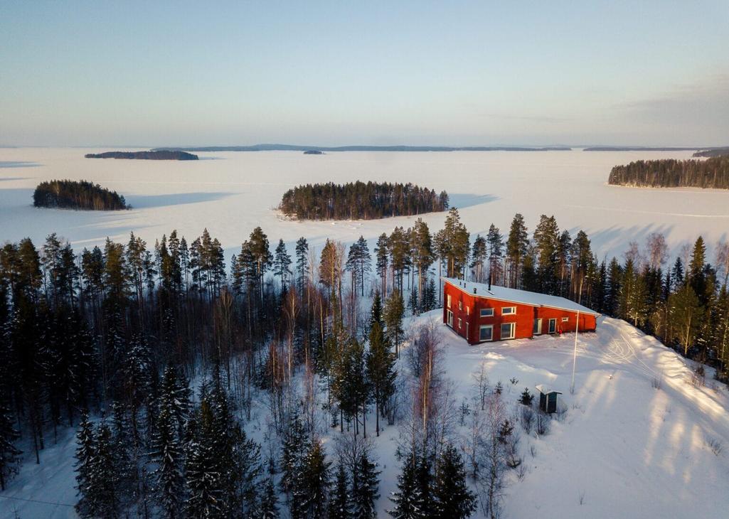 Vaarinkallion punainen huvila pienen mäen laella Pielisen rannassa.