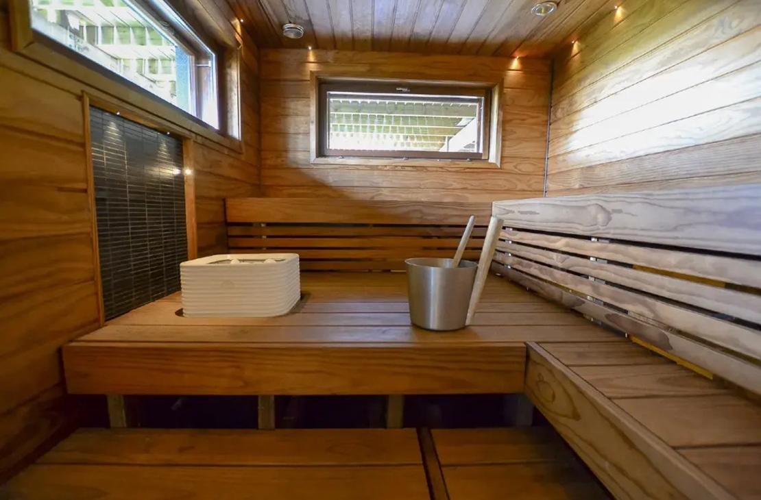 Saunassa tyylikk&auml;&auml;t lauteet ja leve&auml;t maisemaikkunat