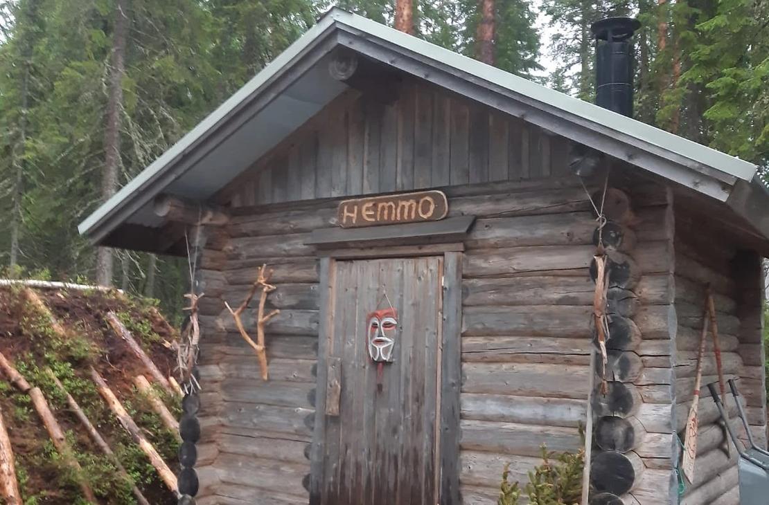 Harmaaksi s&auml;vyttynyt hirsinen hemmosauna ulkoa