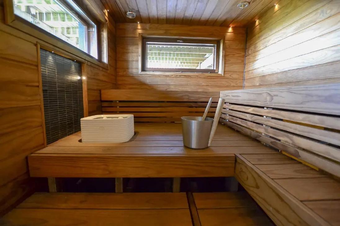 Saunassa tyylikkäät lauteet ja leveät maisemaikkunat