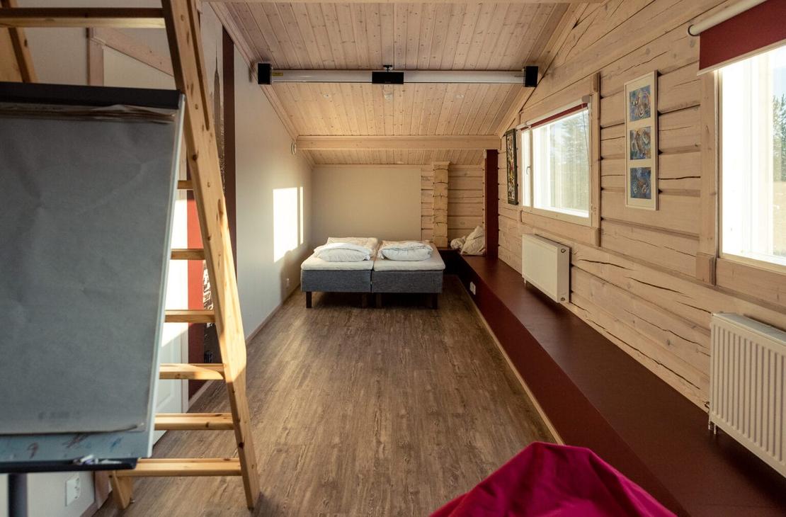 Pitk&auml; elokuvahuone, jossa valkokangas ja kaksi s&auml;nky&auml;