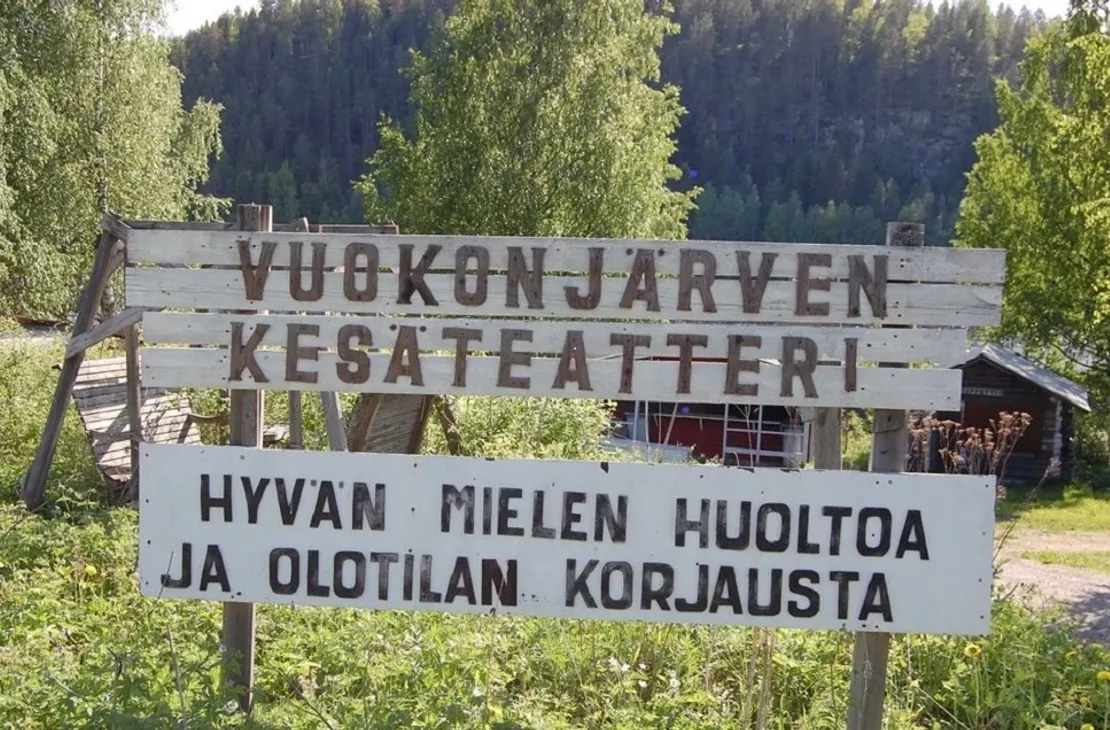 Vuokonjärven kesäteatterin kyltti toivottaa tervetulleeksi