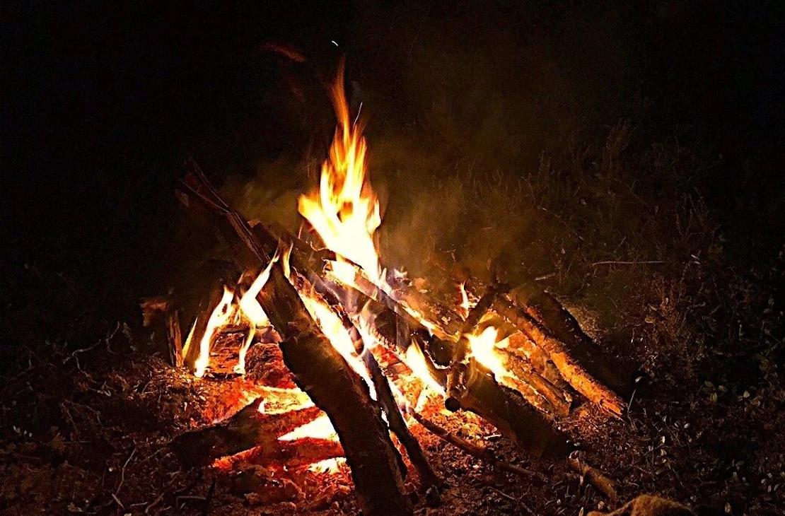 Siirtymäriitti toteutetaan nuotion loimun ääressä.