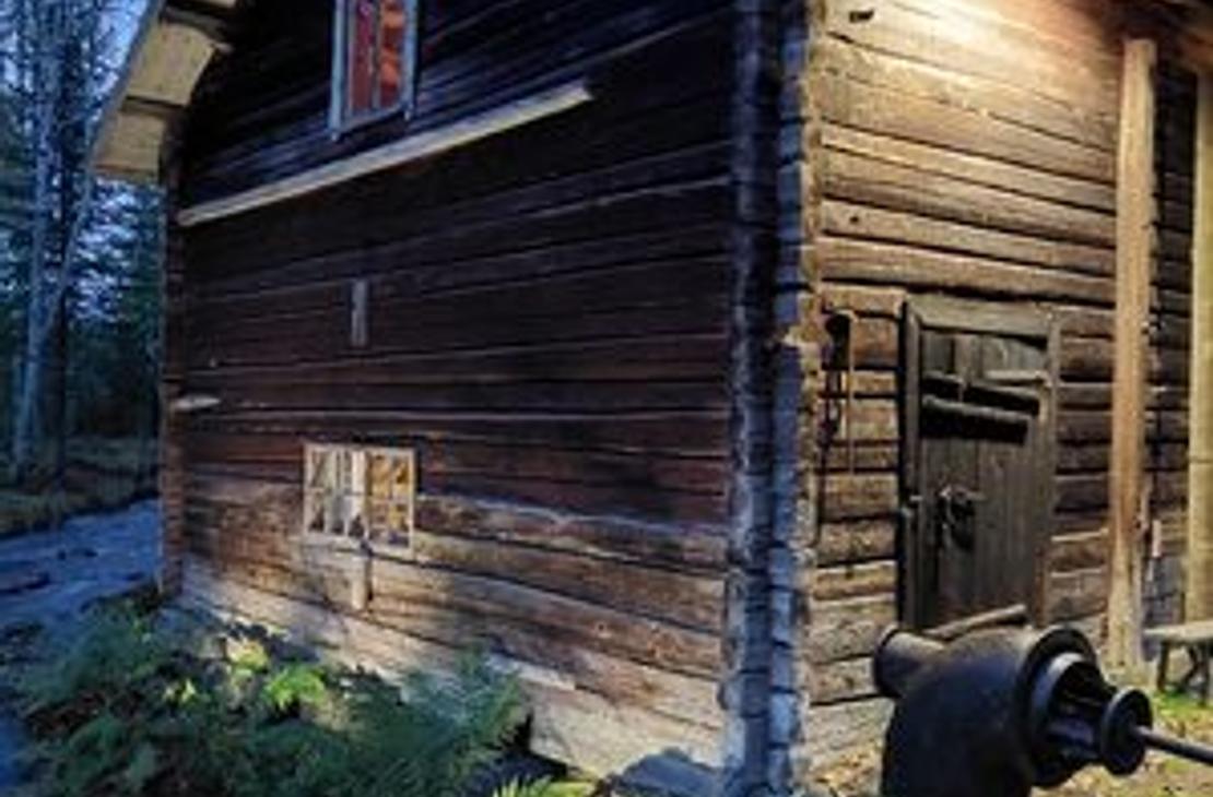 Venejoen mylly iltahämärässä joen partaalla