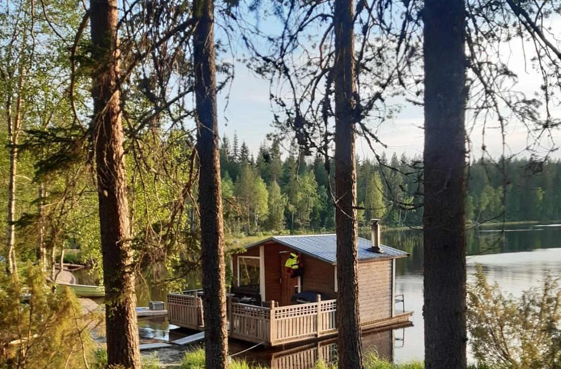 M&auml;ntukankaan rannassa on saunalautta