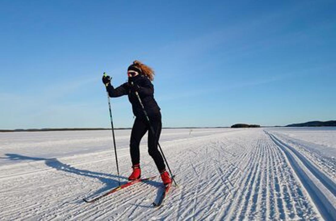 Hiiht&auml;j&auml; j&auml;&auml;ladulla kirkkaana talvip&auml;iv&auml;n&auml;