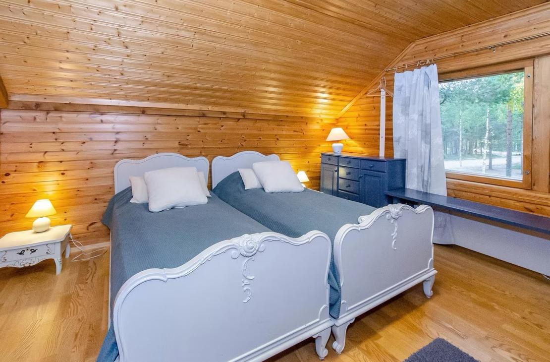 Sini-valkosävyinen makuuhuone