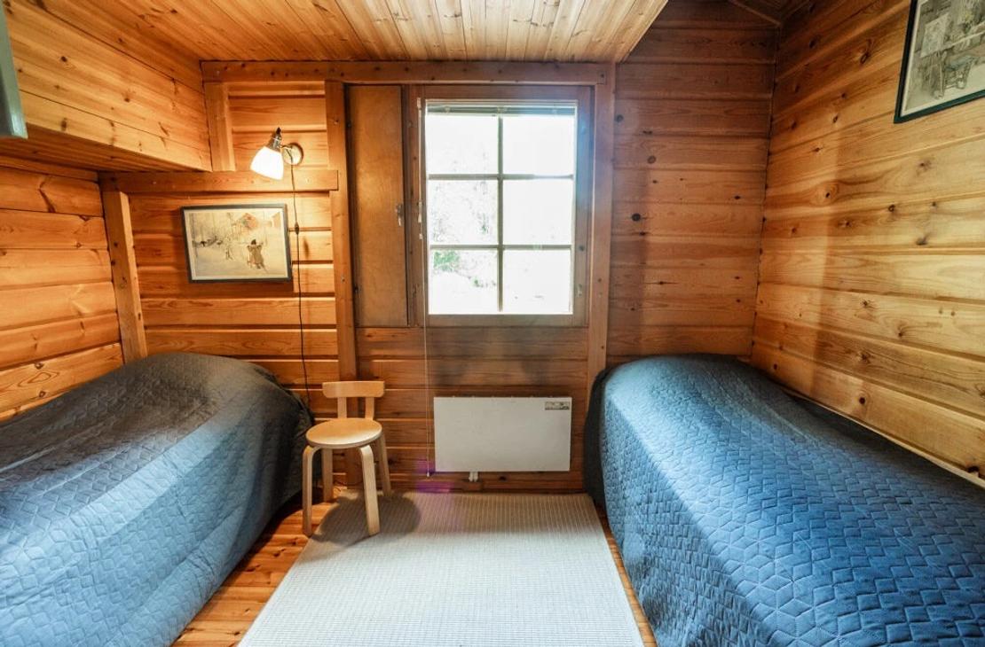 Makuuhuone, jossa kaksi erillistä sänkyä