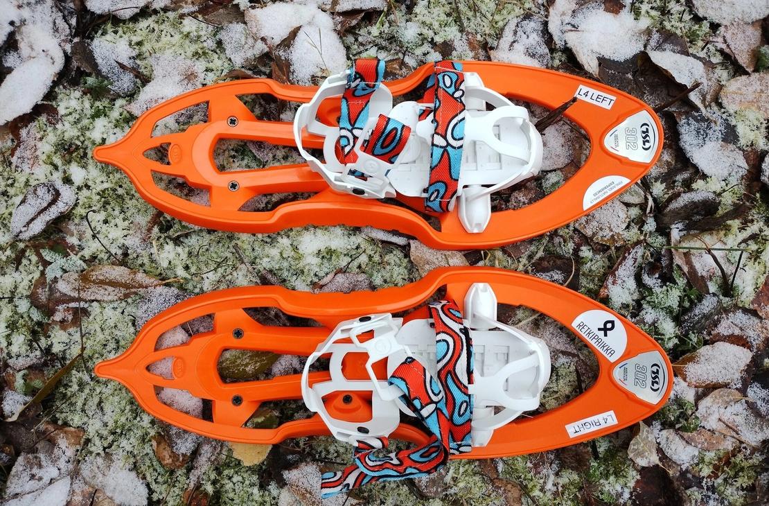 Oranssit lasten lumikeng&auml;t maassa