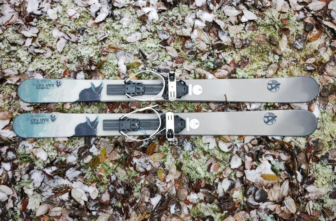 Liukulumikengät maassa ohuen lumikerroksen päällä