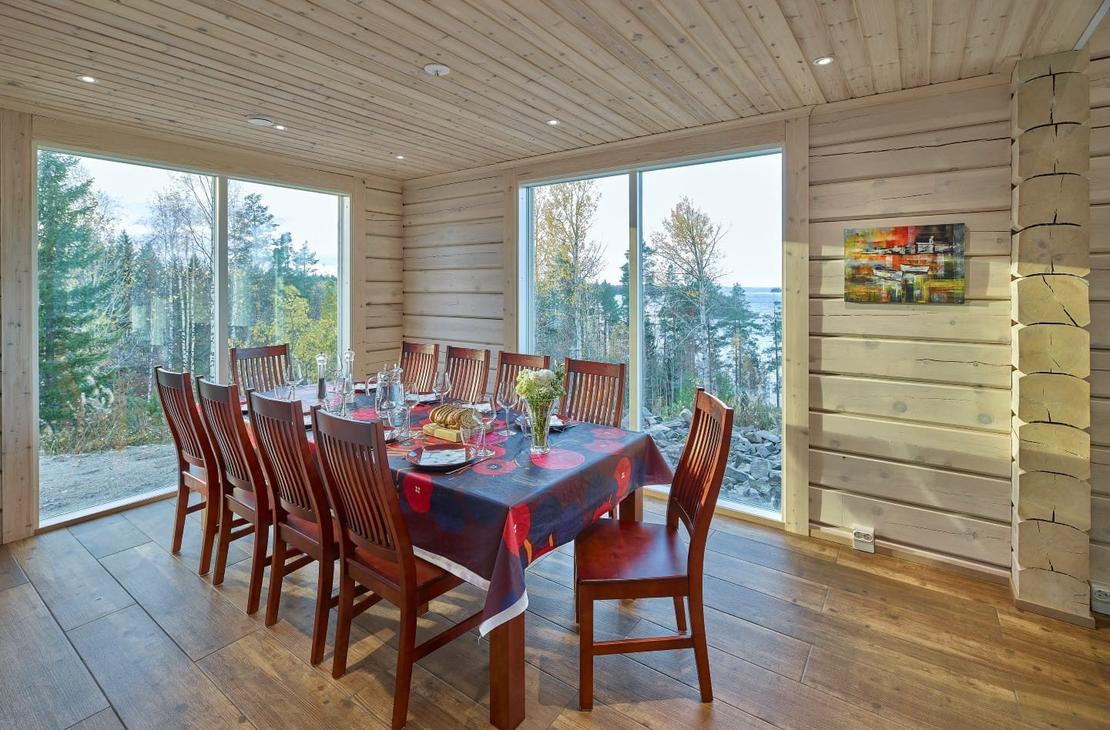 Ruokailutilassa on pitkä pöytä kymmenelle.