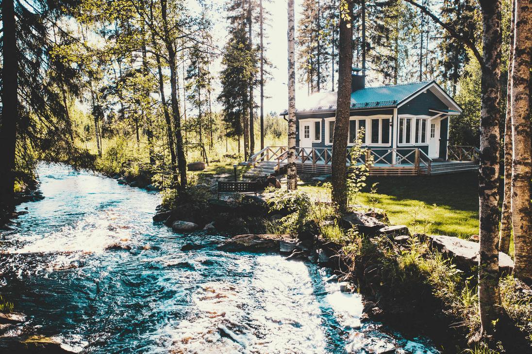 Kuohu m&ouml;kki pienen vaahtoavan kosken rannalla