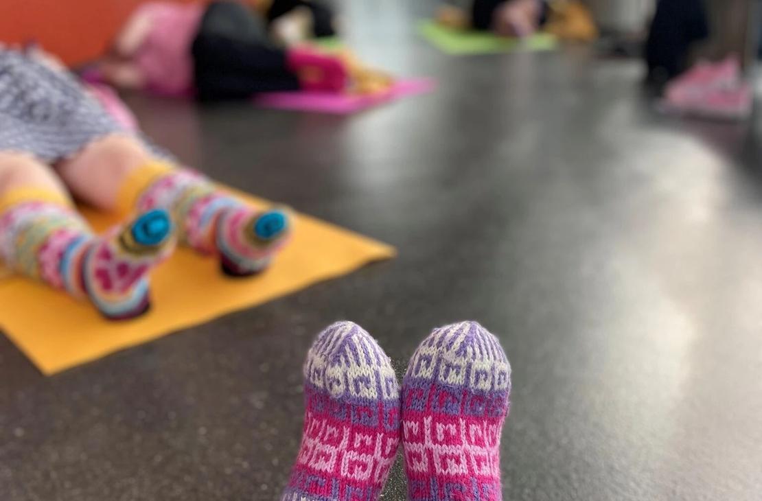 Osallistujat villasukkarentoutuksen v&auml;rikk&auml;iss&auml; paksuissa villasukissa.