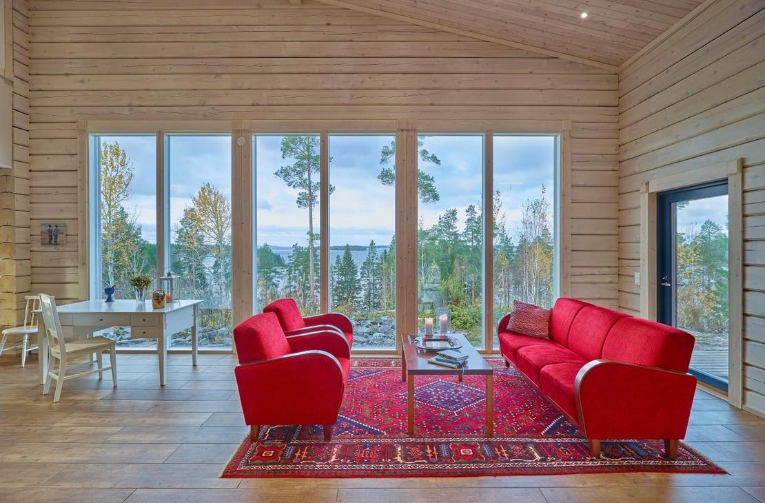 Tietoken p&ouml;yd&auml;l&auml; ison j&auml;rvelle avautuvan maisemaikkunan edess&auml;