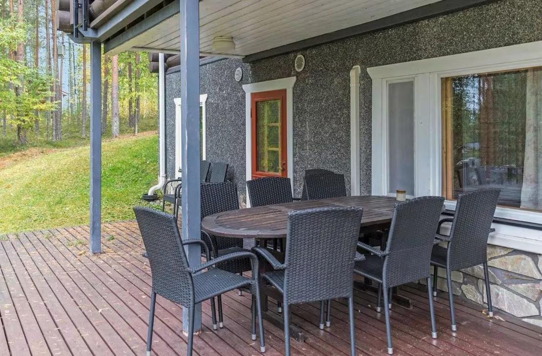 Harmaa ulkopöytäryhmä alakerran terassilla