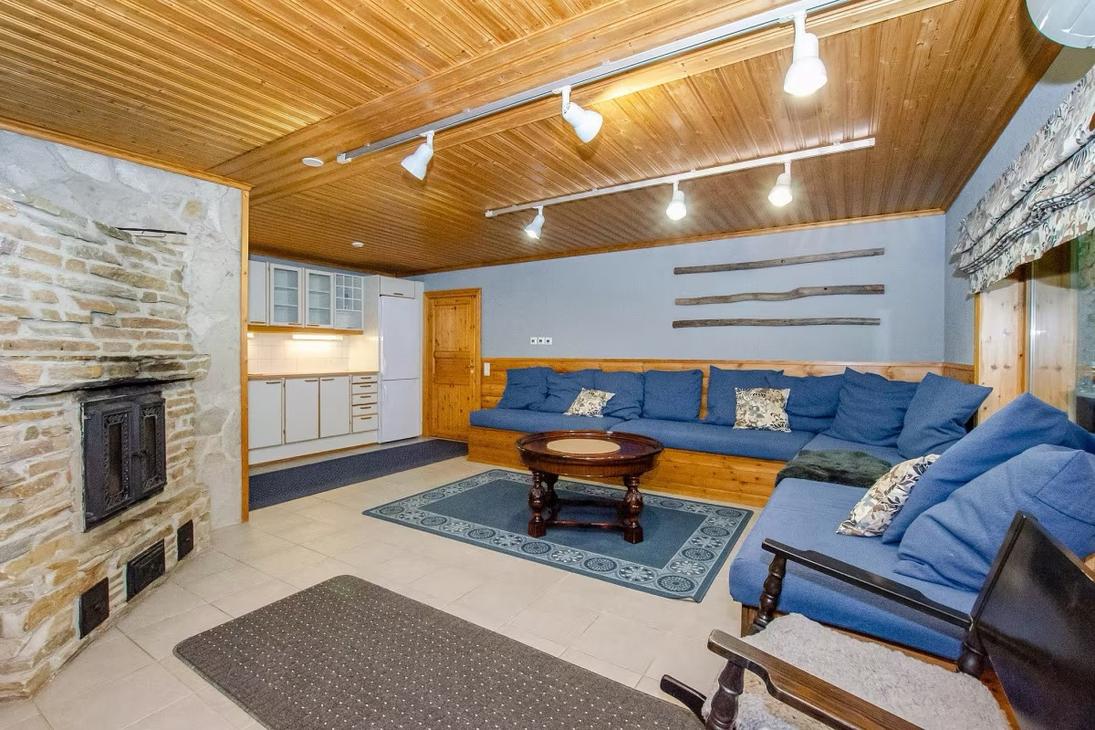 Sinisävyinen, puuseinäinen takkahuone