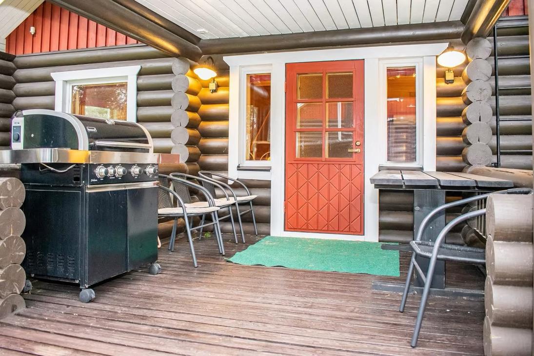 Terassin sisäänkäynti, jossa myös grilli ja pöytäryhmä