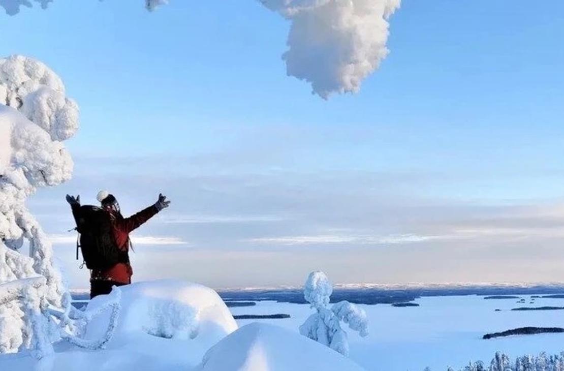 Lumikenk&auml;ilij&auml; aurinkoisena p&auml;iv&auml;n&auml; vaaran huipulla k&auml;det avoinna 